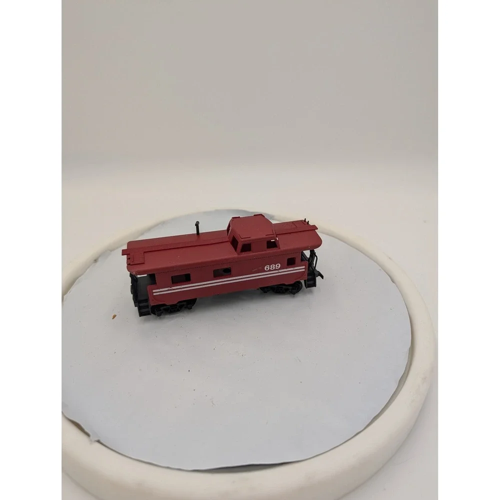 Tyco HO Scale Caboose 689 Red Off-Center Cupola Model Train Boxcar Rolling Stock